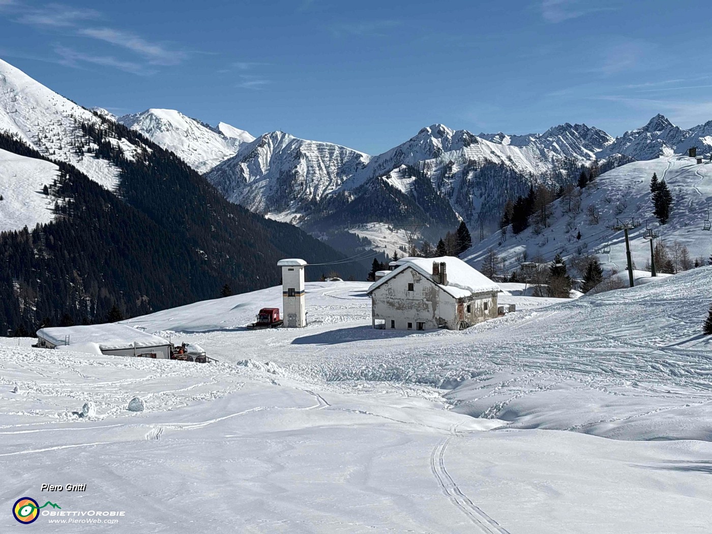 42 Alla Baita del Camoscio (1750 m) vecchia grande, nuova piccola.jpg